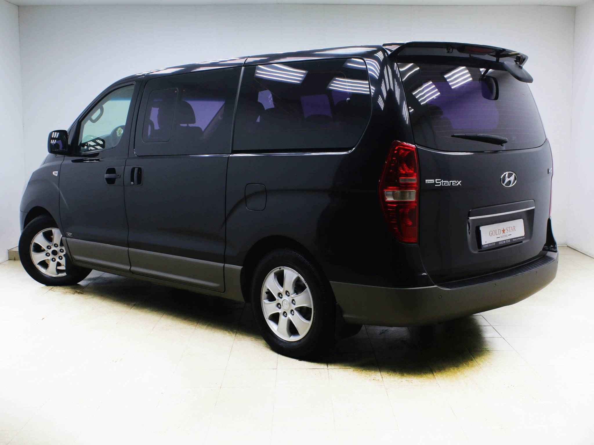 Продам 7 местный автомобиль. Hyundai Grand Starex 2007 — 2015 i черный.